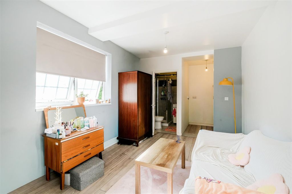 Property photo 3 of 8 5 Holywell House-4.Jpg