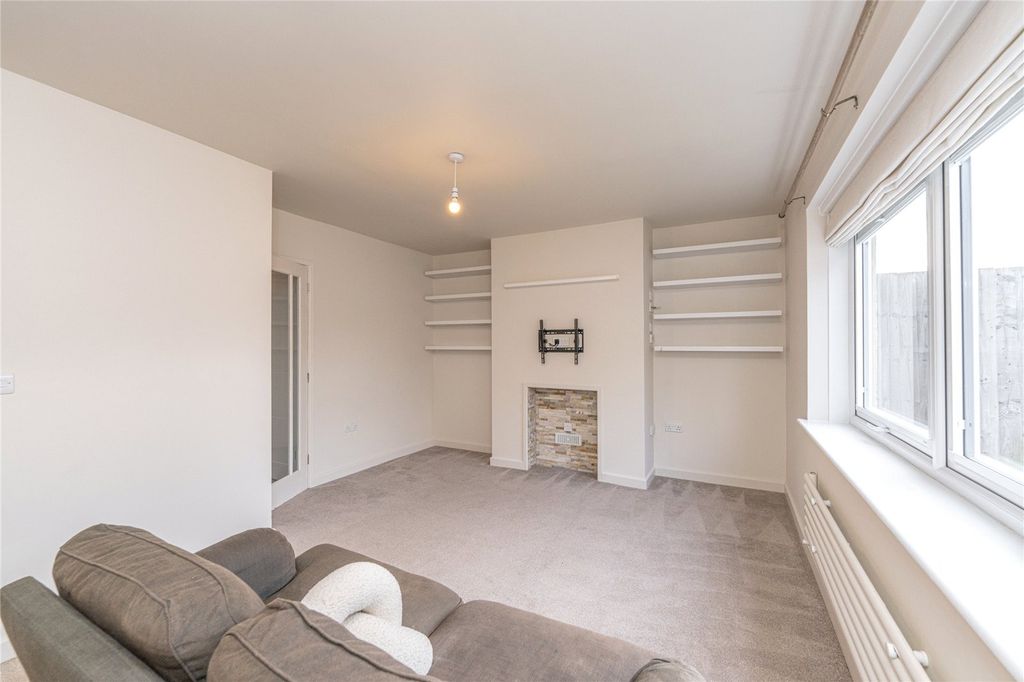 Property photo 3 of 25 Lounge Alt