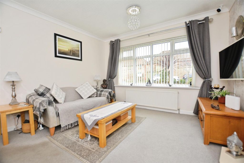 Property photo 3 of 28 Lounge