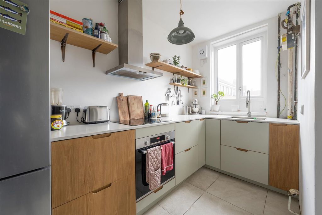 Property photo 2 of 20 Arcola Street, E8