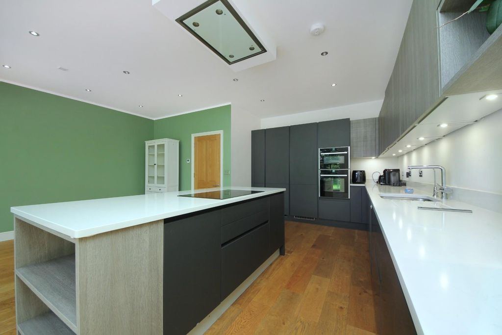 Property photo 3 of 35 Gv- 13 Ascott Ave (12).Jpg