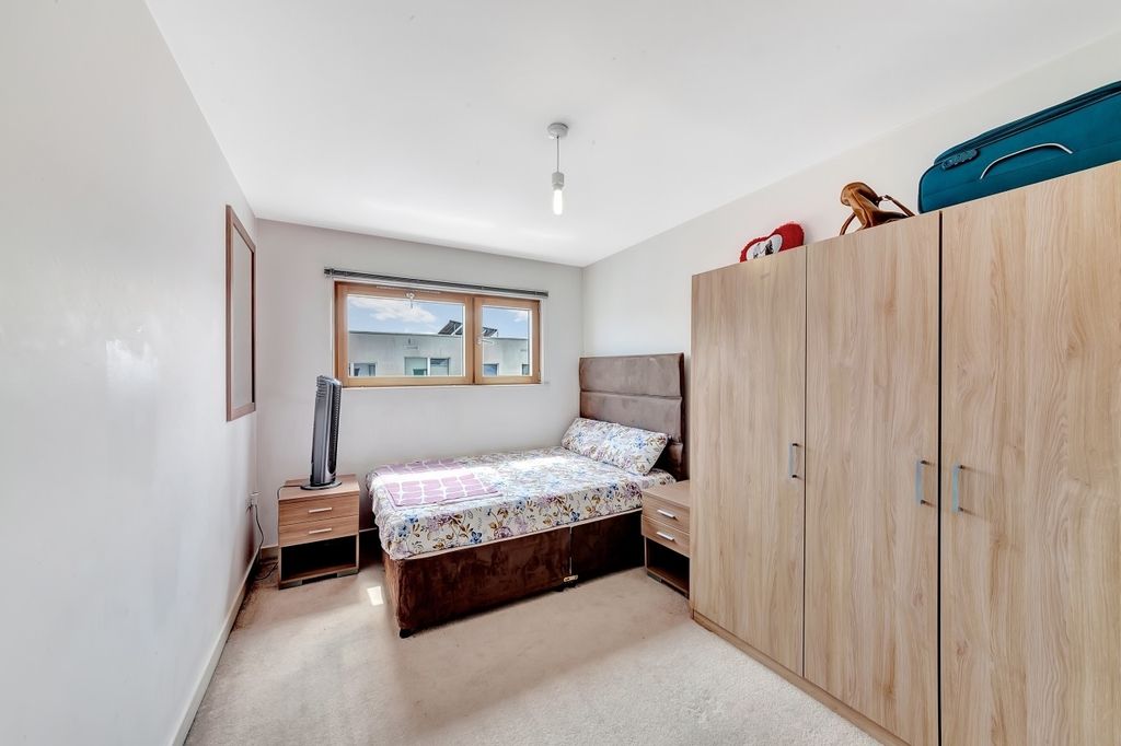 Property photo 3 of 6 Bedroom - Barking Ce