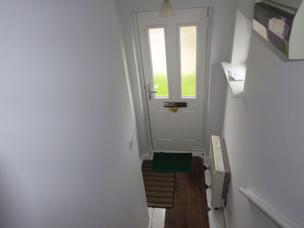 Property photo 2 of 11 Hallway