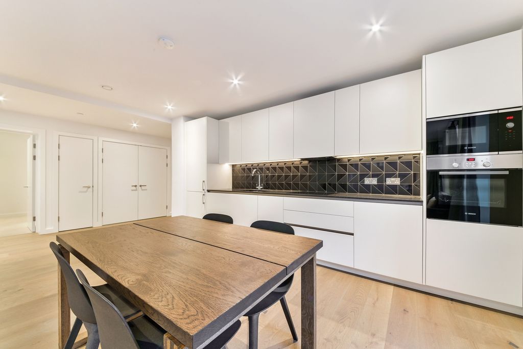 Property photo 3 of 18 Kitchen
