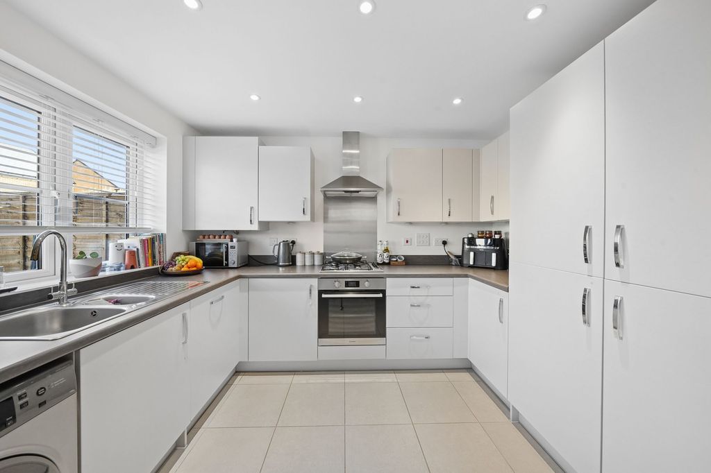 Property photo 3 of 19 Kitchen