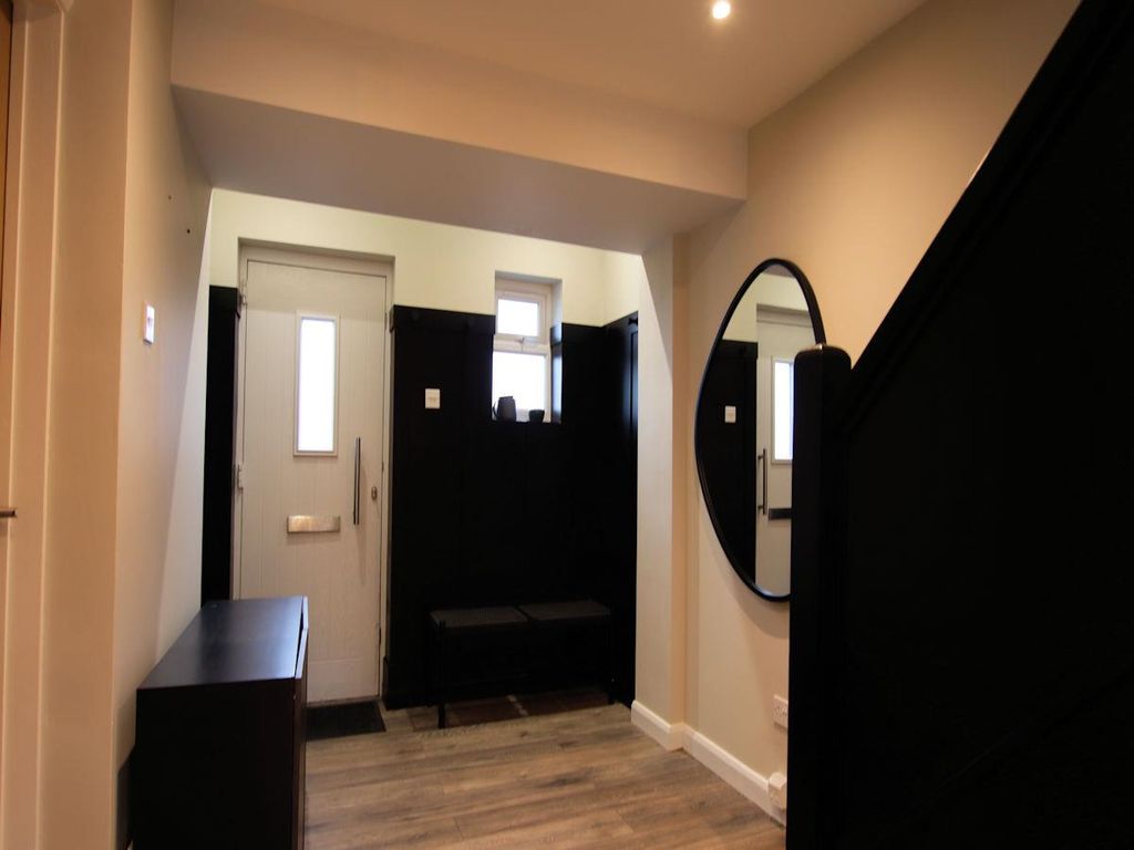 Property photo 2 of 10 Hallway.Jpg