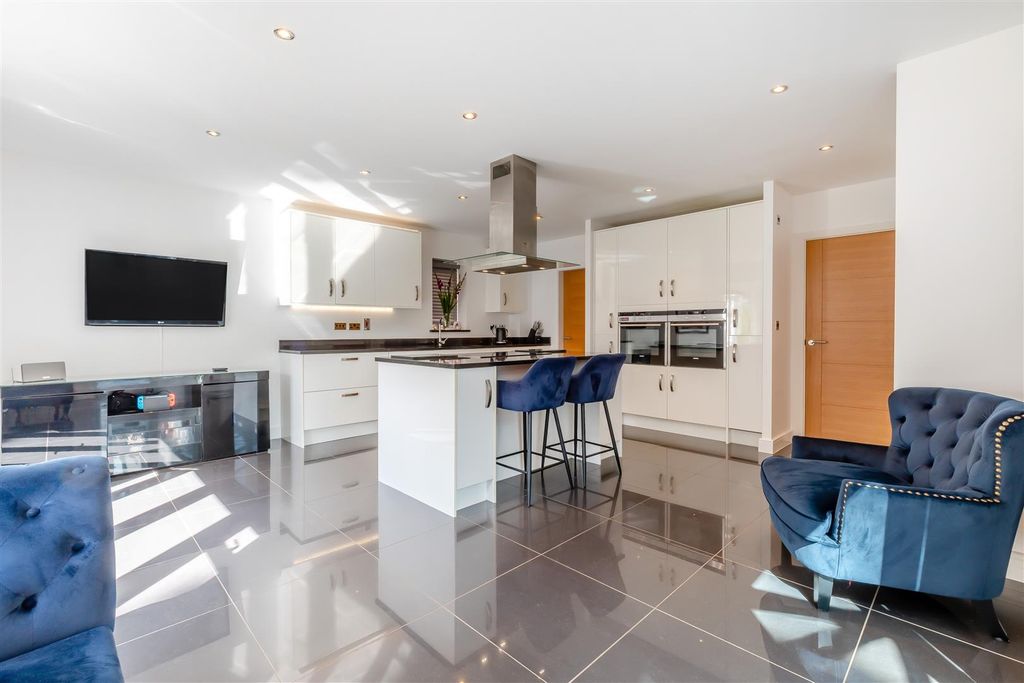Property photo 2 of 34 8662819-Interior09.Jpg