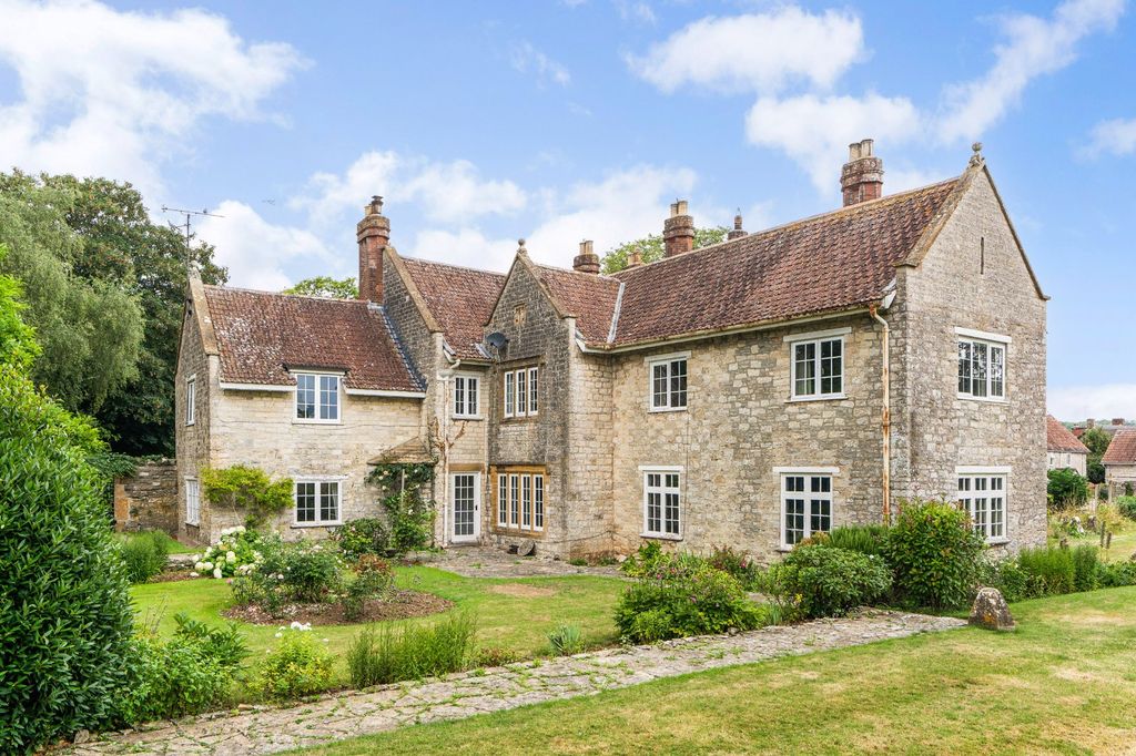 Property photo 1 of 16 Queen Camel House