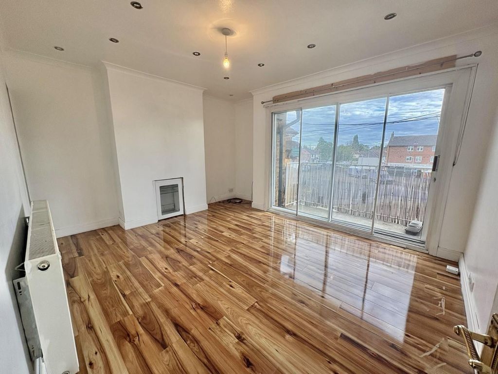 Property photo 2 of 8 80973d36-994A-40Db-9E11-B0066ee695d3.Jpg