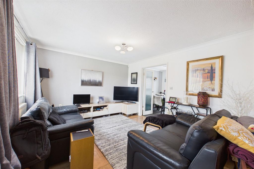 Property photo 3 of 14 Lounge