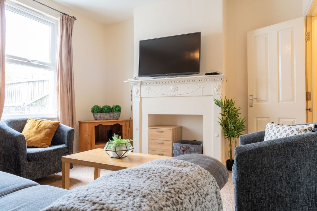 Property photo 3 of 11 Bright, Neatly Furnished Living Room With Comforta...