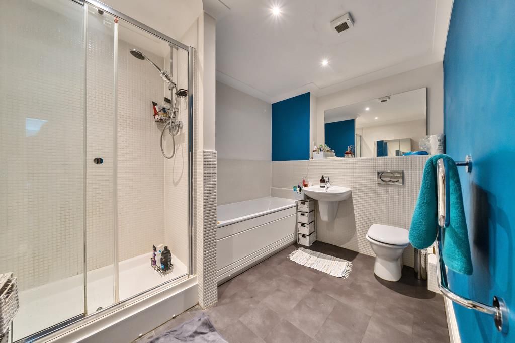 Property photo 3 of 20 Bathroom
