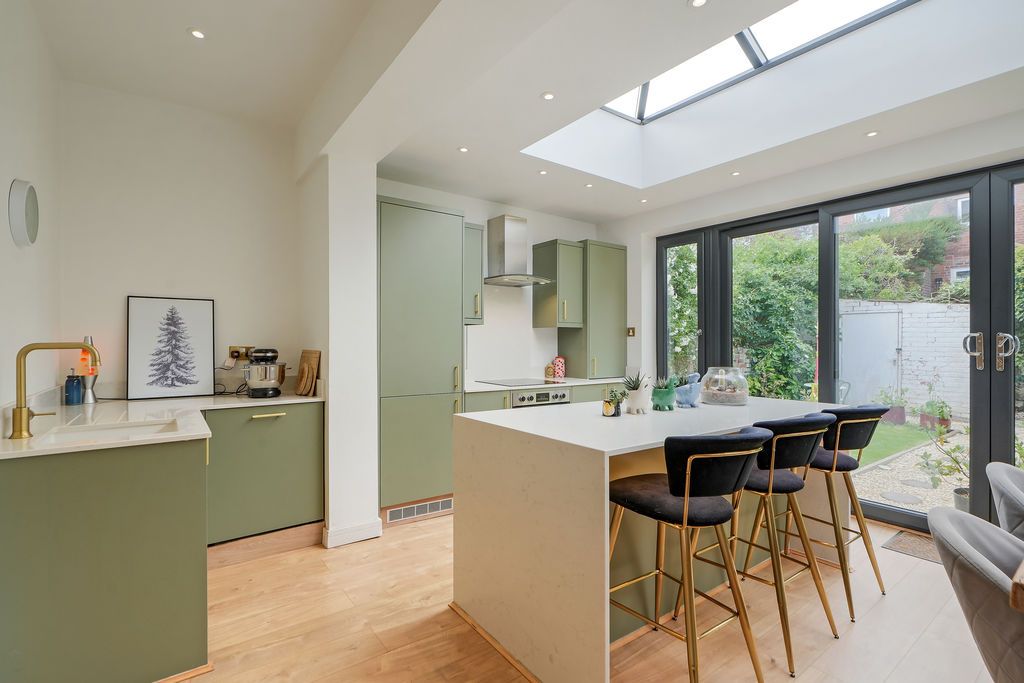 Property photo 2 of 25 Dining Kitchen