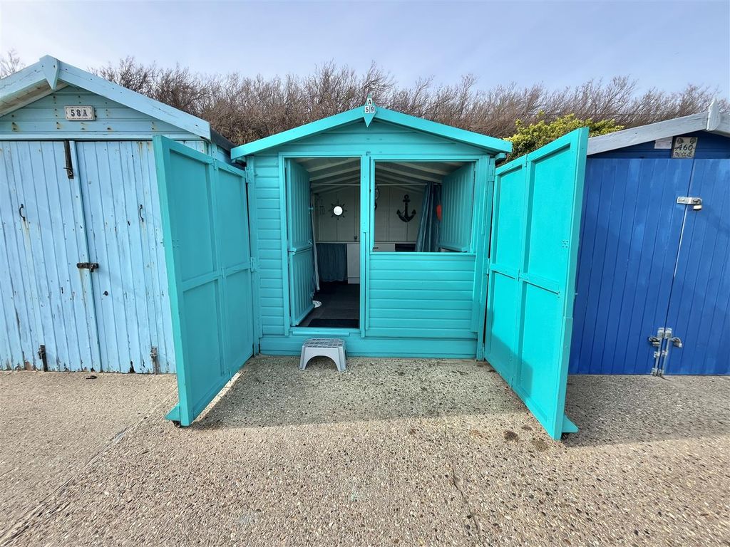 Property photo 1 of 7 Beach Hut