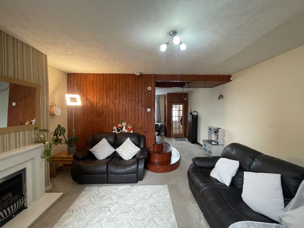 Property photo 2 of 15 Through Lounge