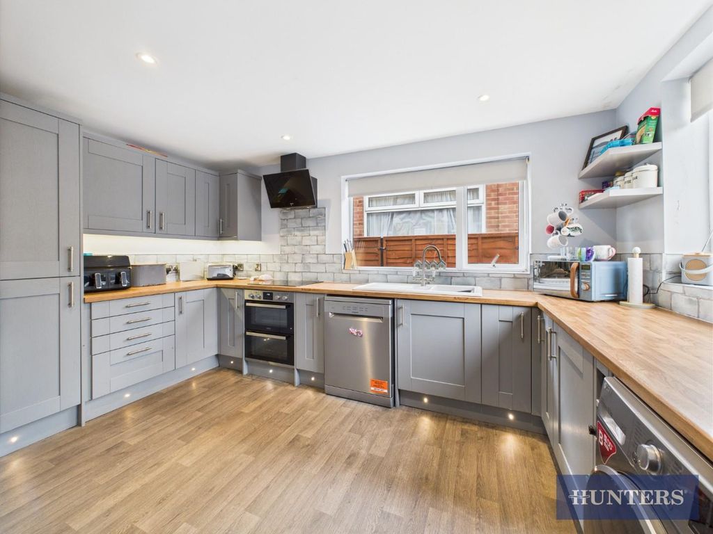 Property photo 2 of 18 Kitchen