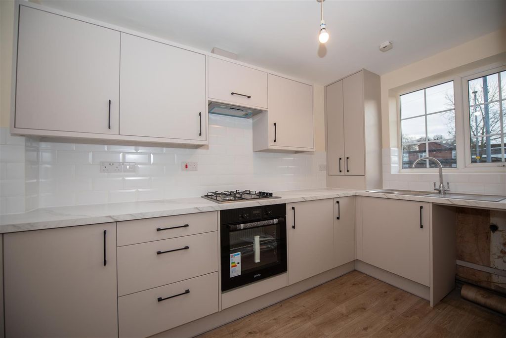 Property photo 3 of 8 Kitchen