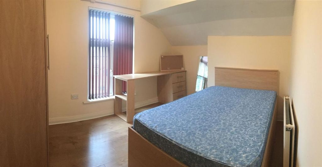 Property photo 2 of 14 Bright, Simply Furnished Bedroom With A Double Bed...