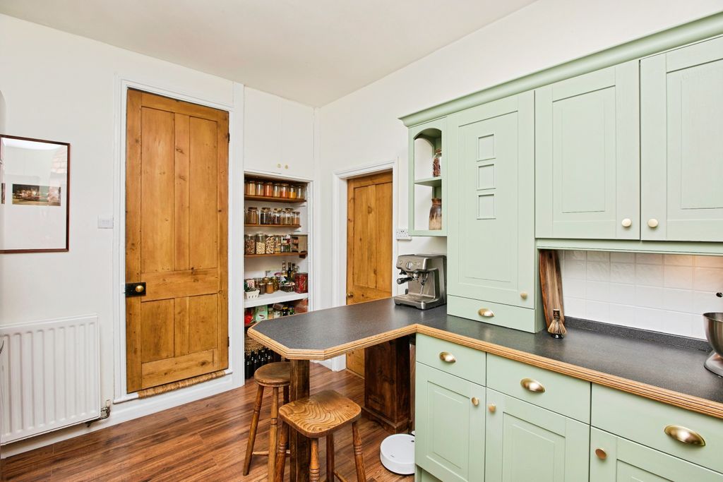 Property photo 3 of 14 Kitchen