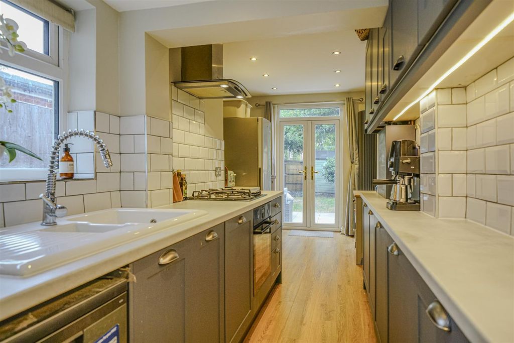 Property photo 3 of 18 Kitchen