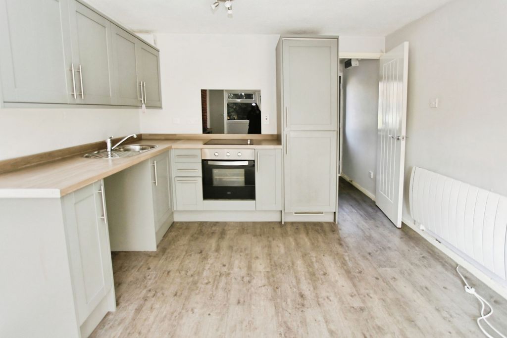 Property photo 2 of 8