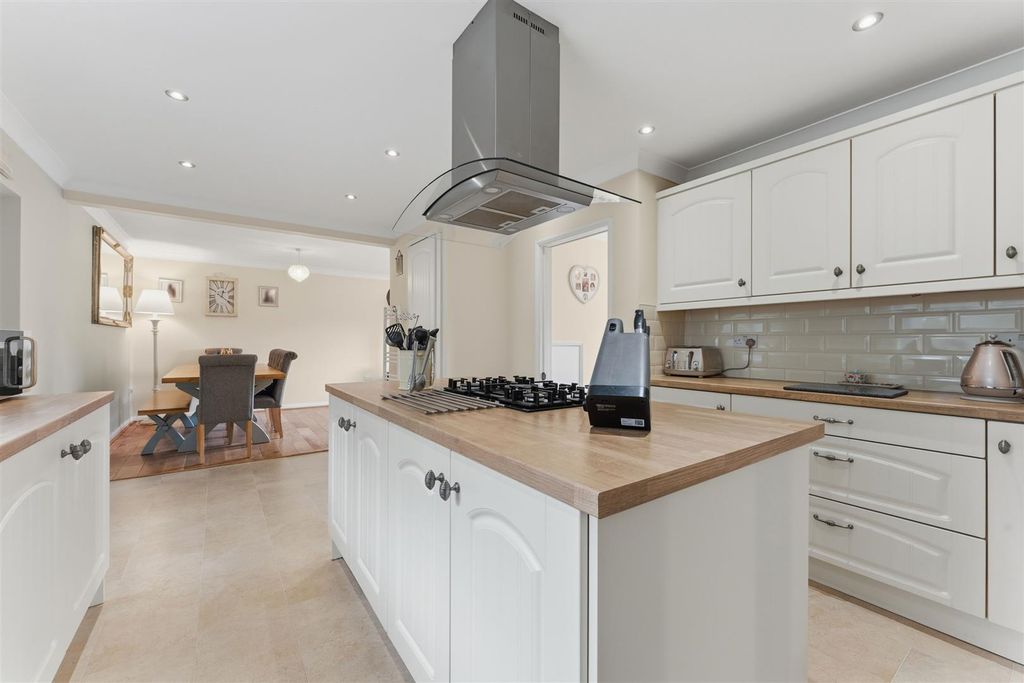 Property photo 2 of 47 Coldermeadowave_14.Jpg