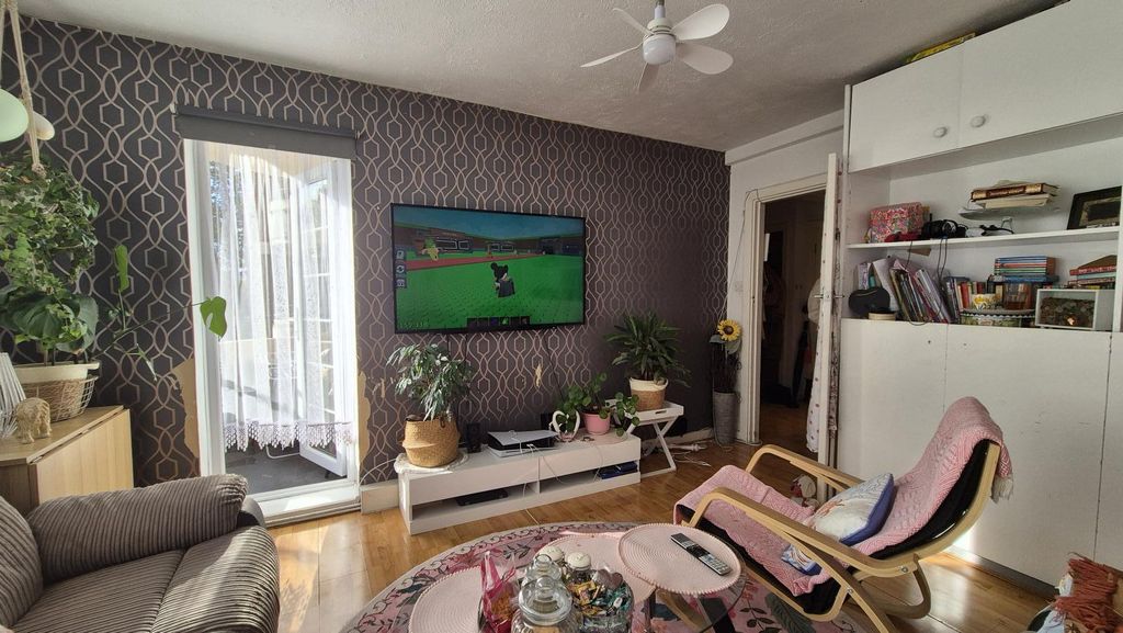 Property photo 3 of 8 Gallery