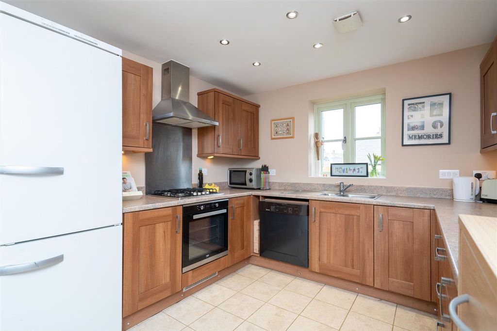 Property photo 3 of 21 Kitchen