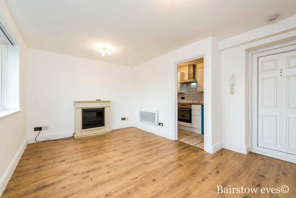 Property photo 1 of 8 Lounge2