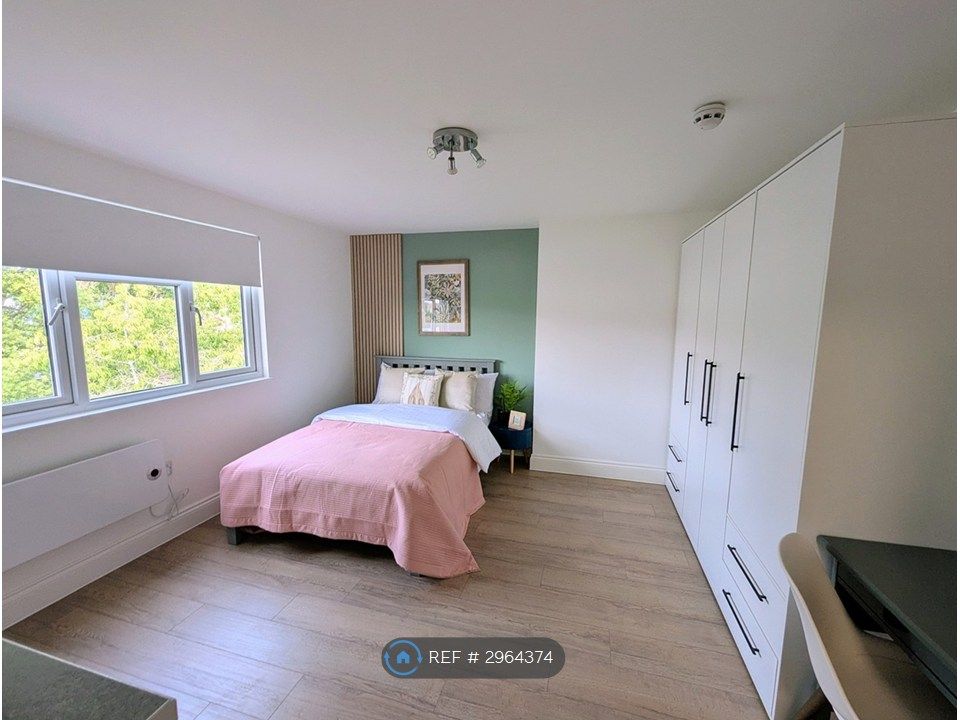 Property photo 3 of 16 Room 6