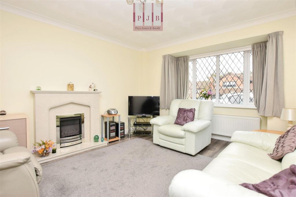 Property photo 2 of 20 Lounge.Jpg