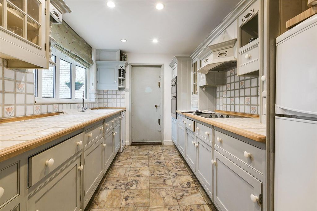 Property photo 2 of 7 Kitchen