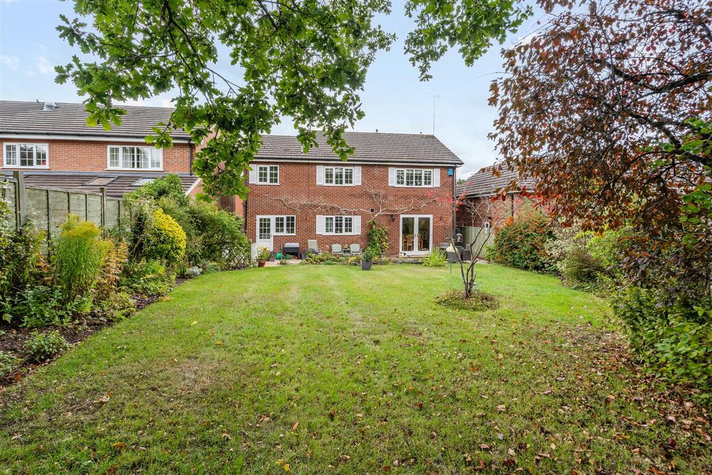 Property photo 2 of 21 7 Beconsfield Close_8.Jpg