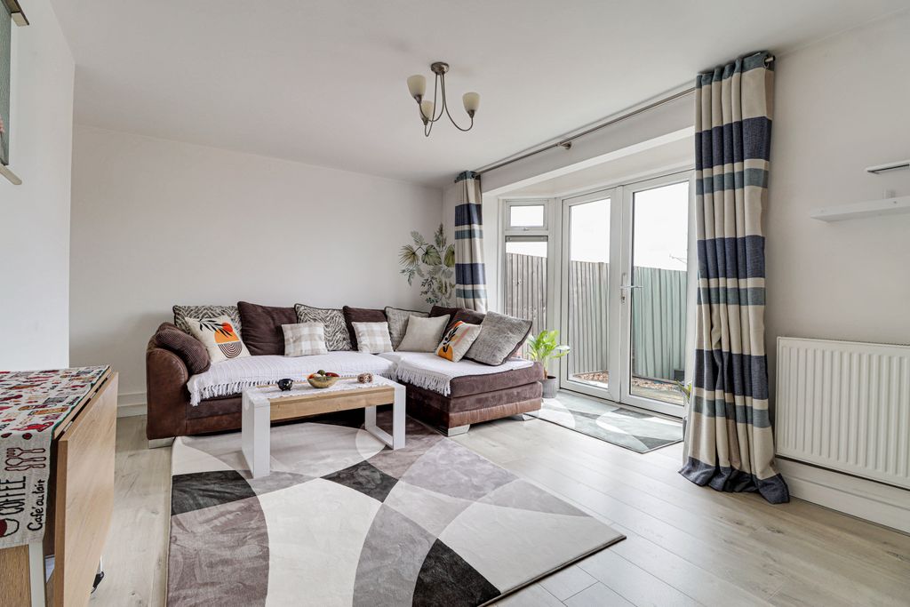 Property photo 3 of 12 Lounge