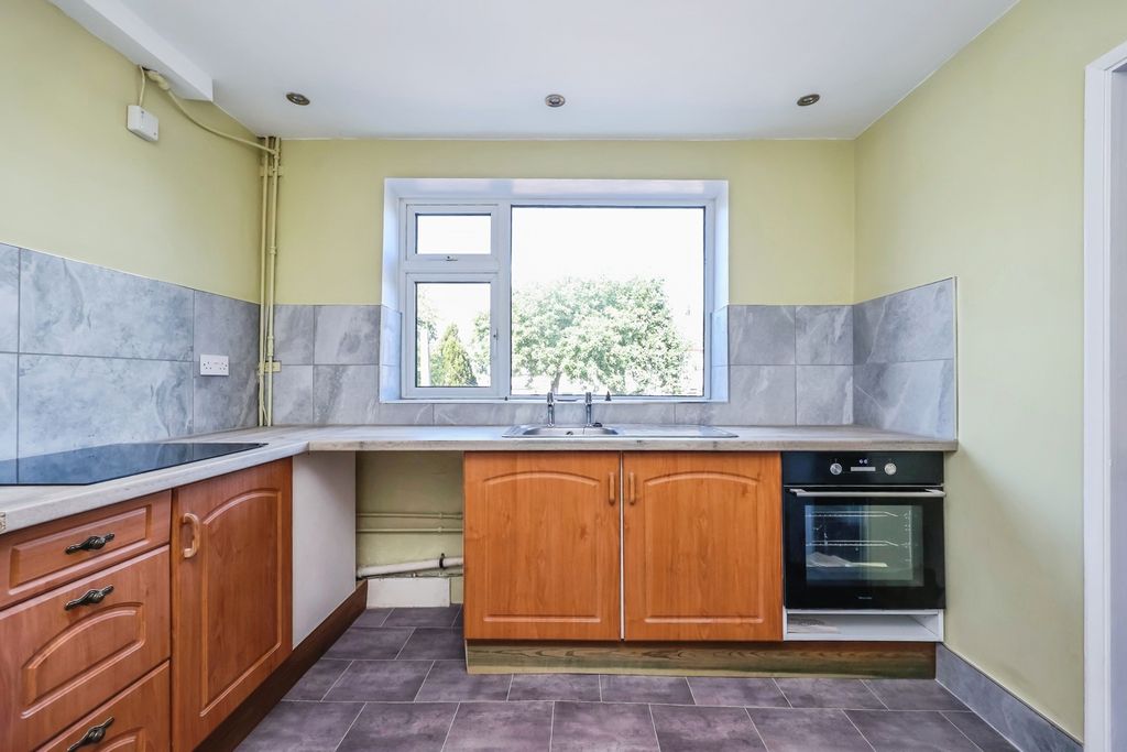 Property photo 2 of 17 Fitted Kitchen