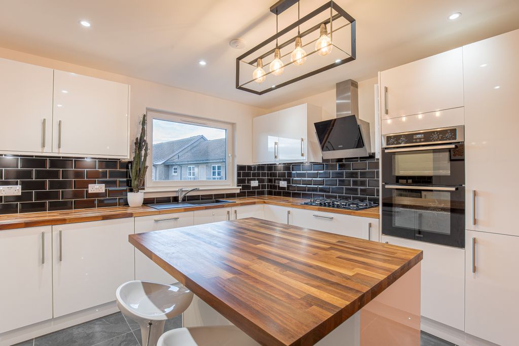 Property photo 2 of 19 Kitchenangle1