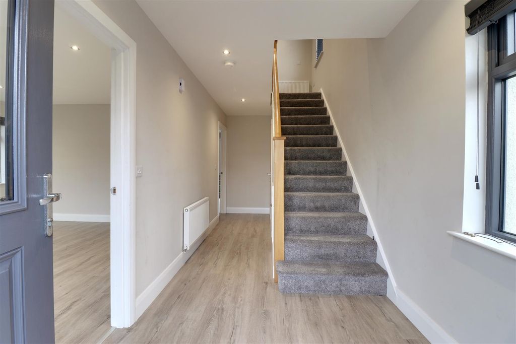 Property photo 2 of 20 Entrance Hall