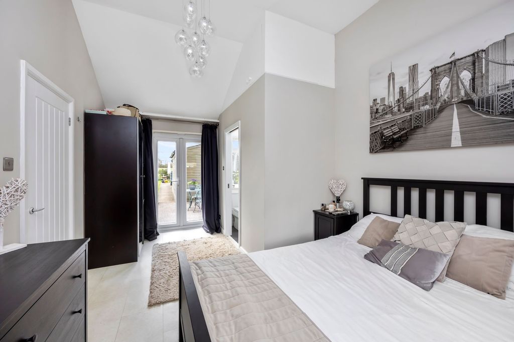 Property photo 3 of 17 Bedroom 1