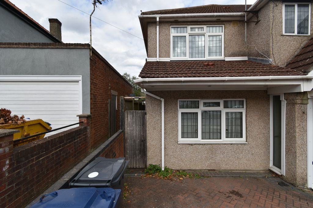 Property photo 1 of 10 2 Bedroom Duplex Annex – Greenford, Ub6 – £2,350 Pcm (Gas, Electric, Water & Council Tax Bills Included)