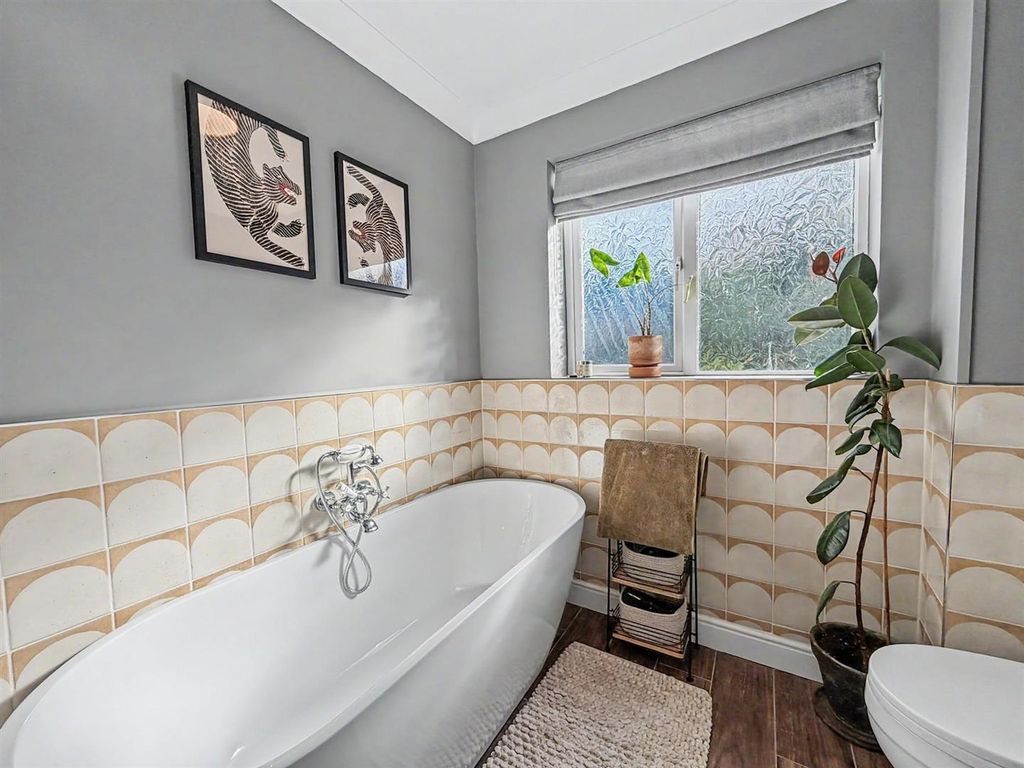 Property photo 2 of 17 Bathroom