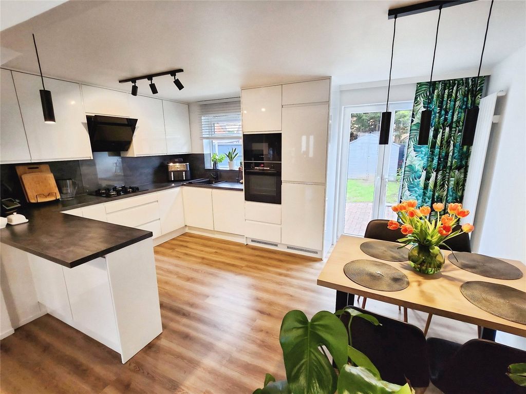 Property photo 3 of 16 Kitchen Diner Area