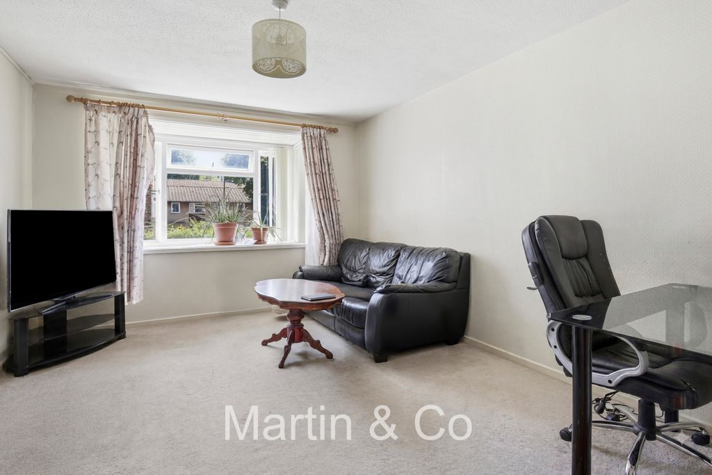 Property photo 2 of 13 1726935523 - 106 Granville Close, Cr0 - 7