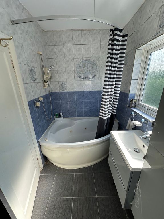 Property photo 2 of 9 Bright And Clean Bathroom Suite Featuring A Corner...