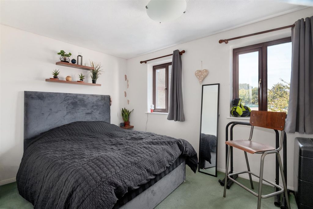 Property photo 3 of 9 Birchwood Close