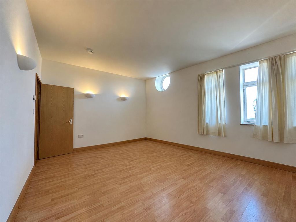 Property photo 1 of 6 Main Room
