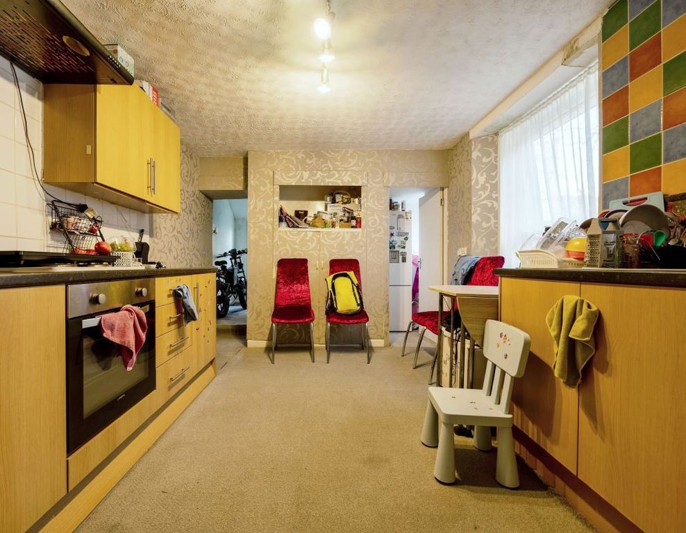 Property photo 3 of 7 Kitchen 2