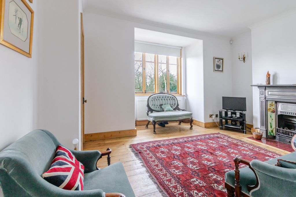 Property photo 3 of 27 Living 2