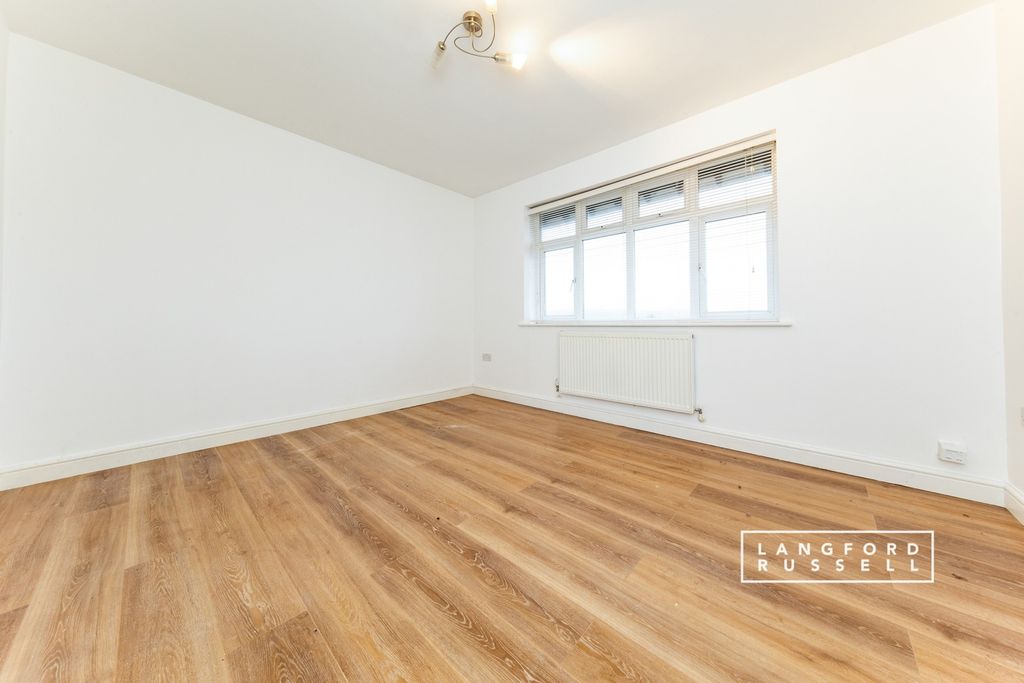 Property photo 2 of 11 152F7ce1-c305-F11...