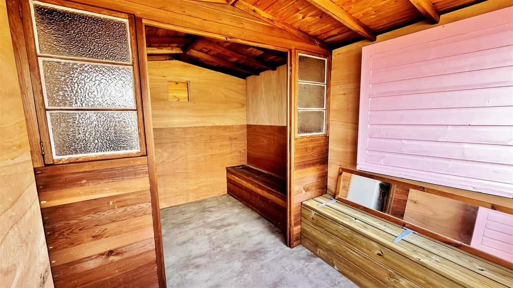 Property photo 2 of 8 Beach Hut