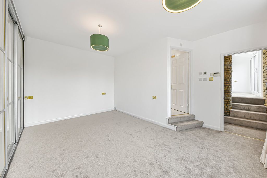 Property photo 3 of 25